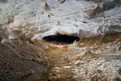 Grotte d'Hushm-Oyeek (Turkménistan) - Grande galerie au plafond de gypse et au sol argileux parsemé de blocs de gypse.(SP-24-1397 )